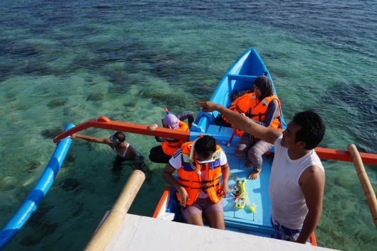 Persiapan snorkeling di Gili Petelu (foto: Lutfi)